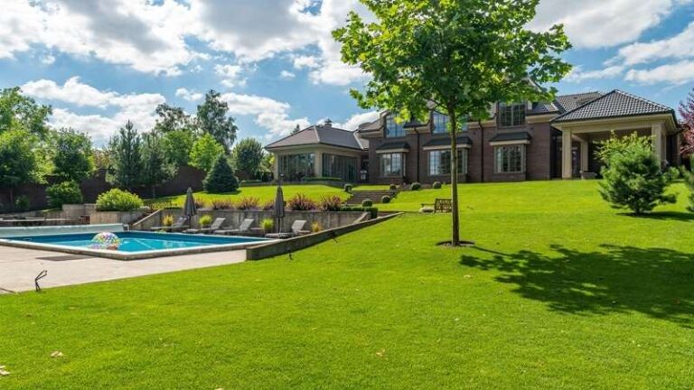 The Grand Estate Guide: Maintaining Large Gardens and Lawns With Ease