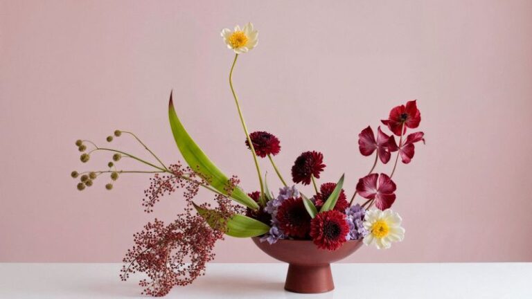 How Glass Marbles Add Color Stability and Texture to Vase Arrangements